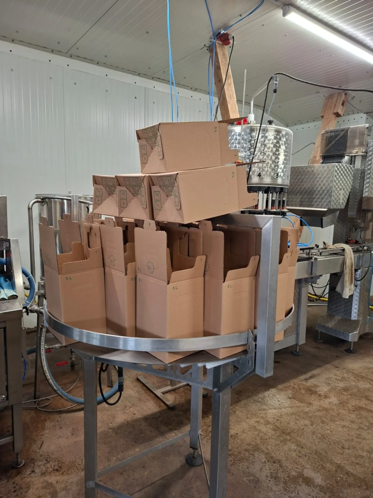 5-Liter-Saftkartons stehen an der Abfüllanlage in der Mosterei Vogelfängerkaten.