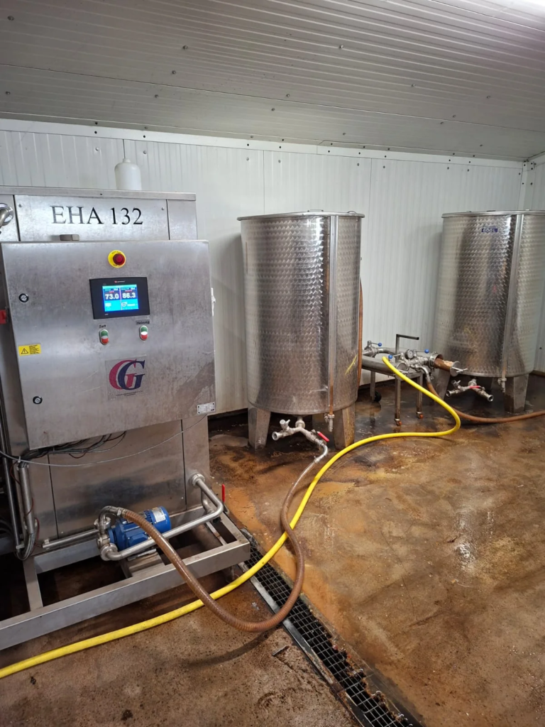 Edelstahltanks und Verarbeitungsanlage in der Mosterei Vogelfängerkaten.